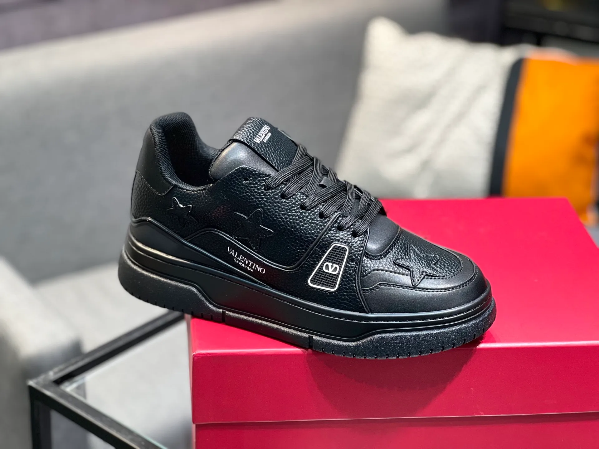 Men's Men's Shoes 💰660 Valentino 2023 early autumn new star shoes are now online! Wang Hedi and Ren Jialun have been worn by many celebrities. Who can refuse the same couple shoes as Wang Hedi! The design of Stars Stab My Heart is cool and spicy. The material of the shoes is cowhide, and every color is beautiful! Size 35-40, men’s size 39-44 (women’s 41, men’s 38, 45🉑️customized)